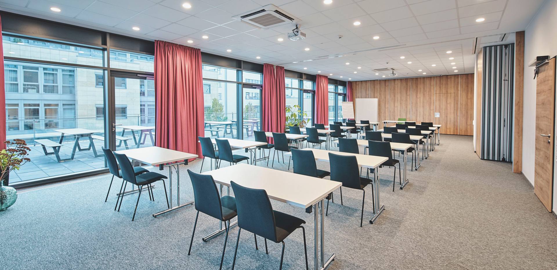 Tagungsraum Jugendherberge Oldenburg mit Außenterrasse Tagungsraum Jugendherberge Oldenburg mit Außenterrasse