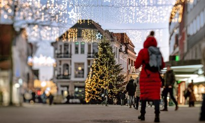 Innenstadtaufnahme am "Lefferseck" mit Weihnachtsbeleuchtung und Tannenbaum. Innenstadtaufnahme am "Lefferseck" mit Weihnachtsbeleuchtung und Tannenbaum.