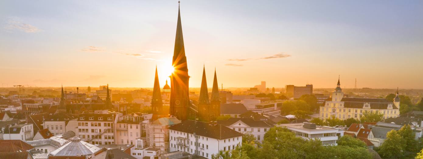 St. Lamberti-Kirche bei Sonnenuntergang in Oldenburg | OTM/Max Wiesenbach