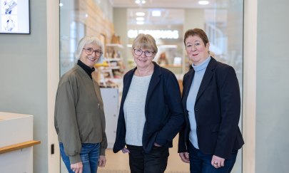 von links: Gesch&auml;ftsf&uuml;hrerin Silke Fennemann steht seit der Gr&uuml;ndung an der Spitze. Die Mitarbeiterinnen Annelene Drieling und Martina Stammberger sind ebenfalls seit 25 Jahren dabei. 