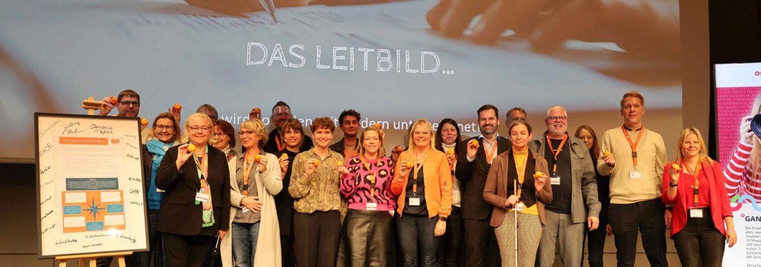 Als Bekenntnis zu den gemeinsamen Zielen unterschrieben die beteiligten St&auml;dte w&auml;hrend des &bdquo;Niedersachsencamps&ldquo; in Osnabr&uuml;ck am 20. November 2024 einen Nachhaltigkeitskodex, der gemeinsame Handlungsfelder, Strategien und eine Vision festlegt.