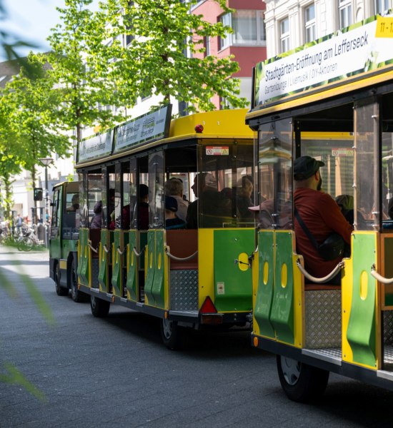 Die Stadtgärten-Raupe auf Fahrt am Eröffnungstag der Stadtgärten 2025 in der Fußgängerzone.
