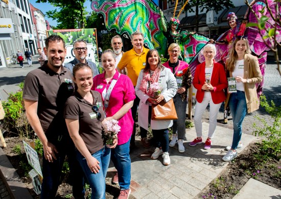 In dem von der EWE präsentierten Zukunftsgarten in der Heiligengeiststraße haben Eric Hermann Meiser und Dr. Sonja Meiser (Geschäftsführung Meistergärtner Meiser), Christoph Baak (Vorstand CMO), Friederike Töbelmann (OTM), Stefan Dieker (Vorstand CMO), Oberbürgermeister Jürgen Krogmann, Stadtbaurätin Christine-Petra Schacht, Frauke Bitterer (EWE AG), Silke Fennemann (Geschäftsführerin der OTM) und Melanie Jauken (OTM) die Oldenburg Stadtgärten am 11. Mai 2024 feierlich eröffnet.