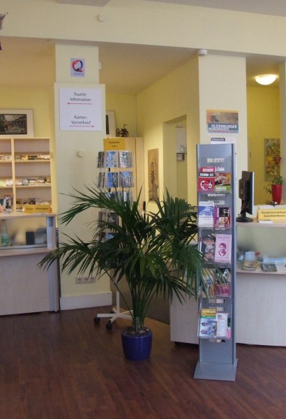 Blick in den Innenraum der Touristinfo in der Kleinen Kirchenstra&szlig;e.