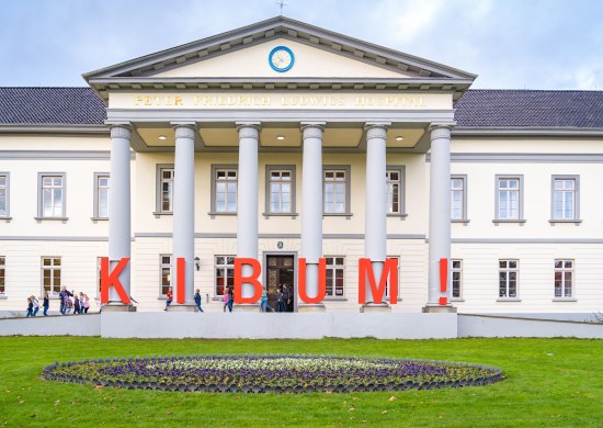 Schriftzug Oldenburger KIBUM vor dem Kulturzentrum PFL.