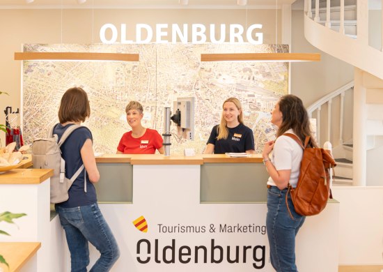 Zwei G&auml;ste werden in der Touristinfo in Oldenburg beraten
