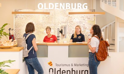 Beratung Touristinfo Oldenburg Zwei Gäste werden in der Touristinfo in Oldenburg beraten