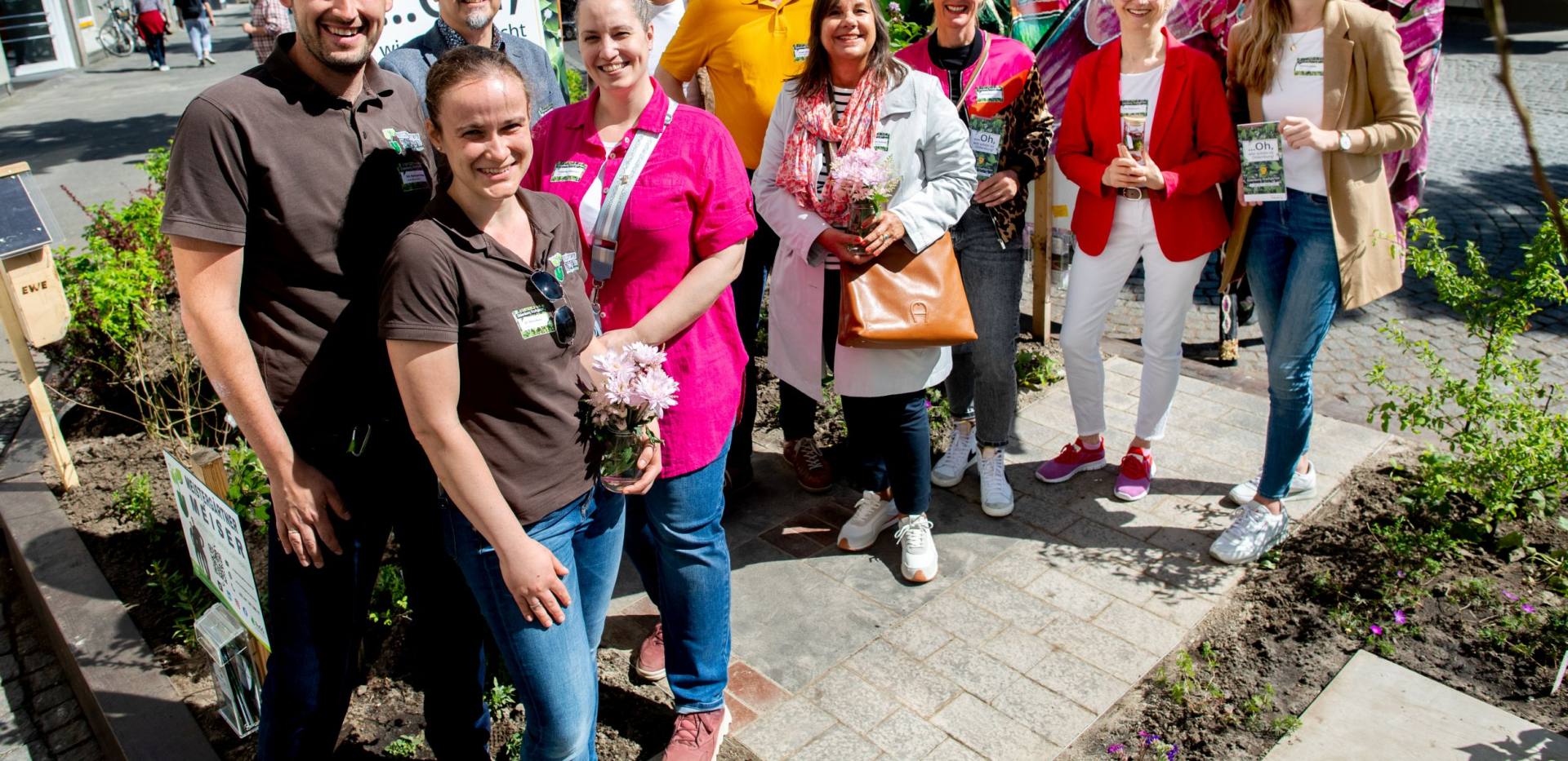 In dem von der EWE präsentierten Zukunftsgarten in der Heiligengeiststraße haben Eric Hermann Meiser und Dr. Sonja Meiser (Geschäftsführung Meistergärtner Meiser), Christoph Baak (Vorstand CMO), Friederike Töbelmann (OTM), Stefan Dieker (Vorstand CMO), Oberbürgermeister Jürgen Krogmann, Stadtbaurätin Christine-Petra Schacht, Frauke Bitterer (EWE AG), Silke Fennemann (Geschäftsführerin der OTM) und Melanie Jauken (OTM) die Oldenburg Stadtgärten am 11. Mai 2024 feierlich eröffnet.