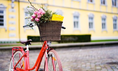 Ein Fahrrad mit gepacktem Fahrradkorb am Lenker auf dem Schlossplatz. Einer der Plätze auf dem die Veranstaltung "Hallo Fahrrad" stattfindet.
