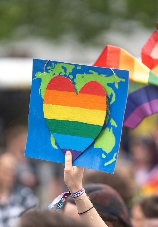 Am CSD Nordwest in Oldenburg wird ein Regenbogenherz hochgehalten.