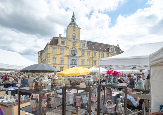 Keramikmarkt auf dem Schlossplatz.