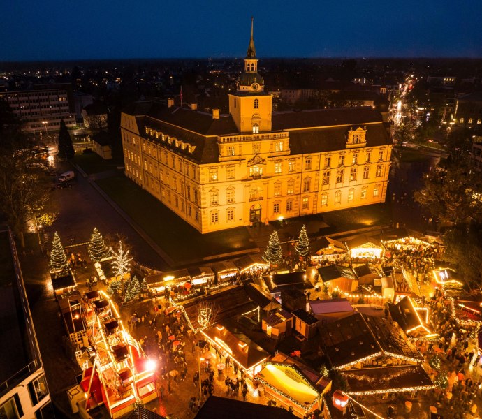 Blick auf den Oldenburger Schlossplatz mit Lamberti-Markt und Schloss. Blick auf den Oldenburger Schlossplatz mit Lamberti-Markt und Schloss.