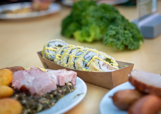 Verschiedene Grünkohlgerichte auf dem Tisch. Klassisch und als Sushi. Verschiedene Grünkohlgerichte auf dem Tisch. Klassisch und als Sushi.
