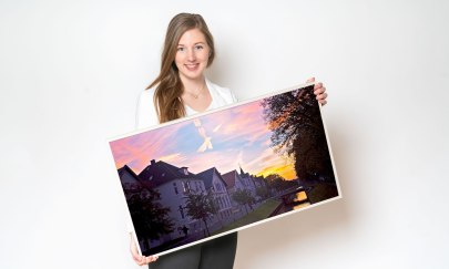 Sarah Rudolph, Mitarbeiterin der Oldenburg Tourismus und Marketing GmbH, mit ihrem Lieblingsbild vom Haarenufer.