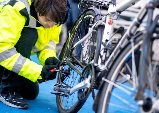 Ein Mitarbeiter führt einen Rad-Check an einem Fahrrad durch.