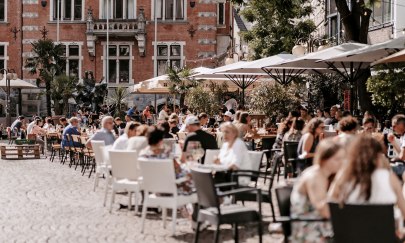 Belebter Marktplatz in der Oldenburger City vor dem Alten Rathaus im Sommer. 