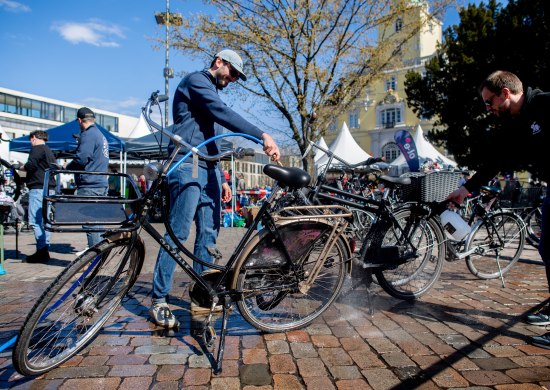 Hallo Fahrrad 2025 : Fahrradputz-Aktion des Round Table Oldenburg für eine Spende werden Räder gründlich gereinigt. Hallo Fahrrad 2025 : Fahrradputz-Aktion des Round Table Oldenburg für eine Spende werden Räder gründlich gereinigt.