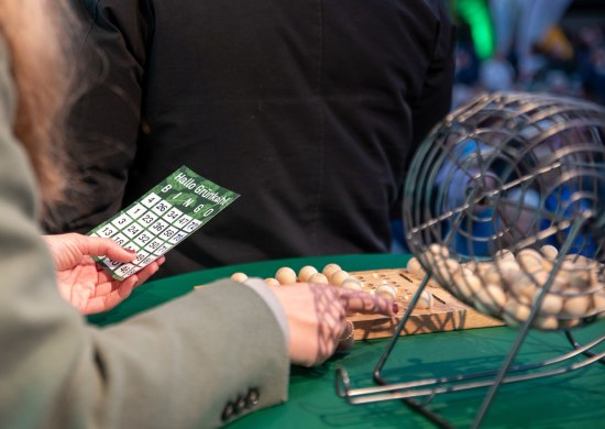 Einlösung eines Grünkohl-Bingo-Scheins bei der Veranstaltung „Hallo Grünkohl”. Einlösung eines Grünkohl-Bingo-Scheins bei der Veranstaltung „Hallo Grünkohl”.