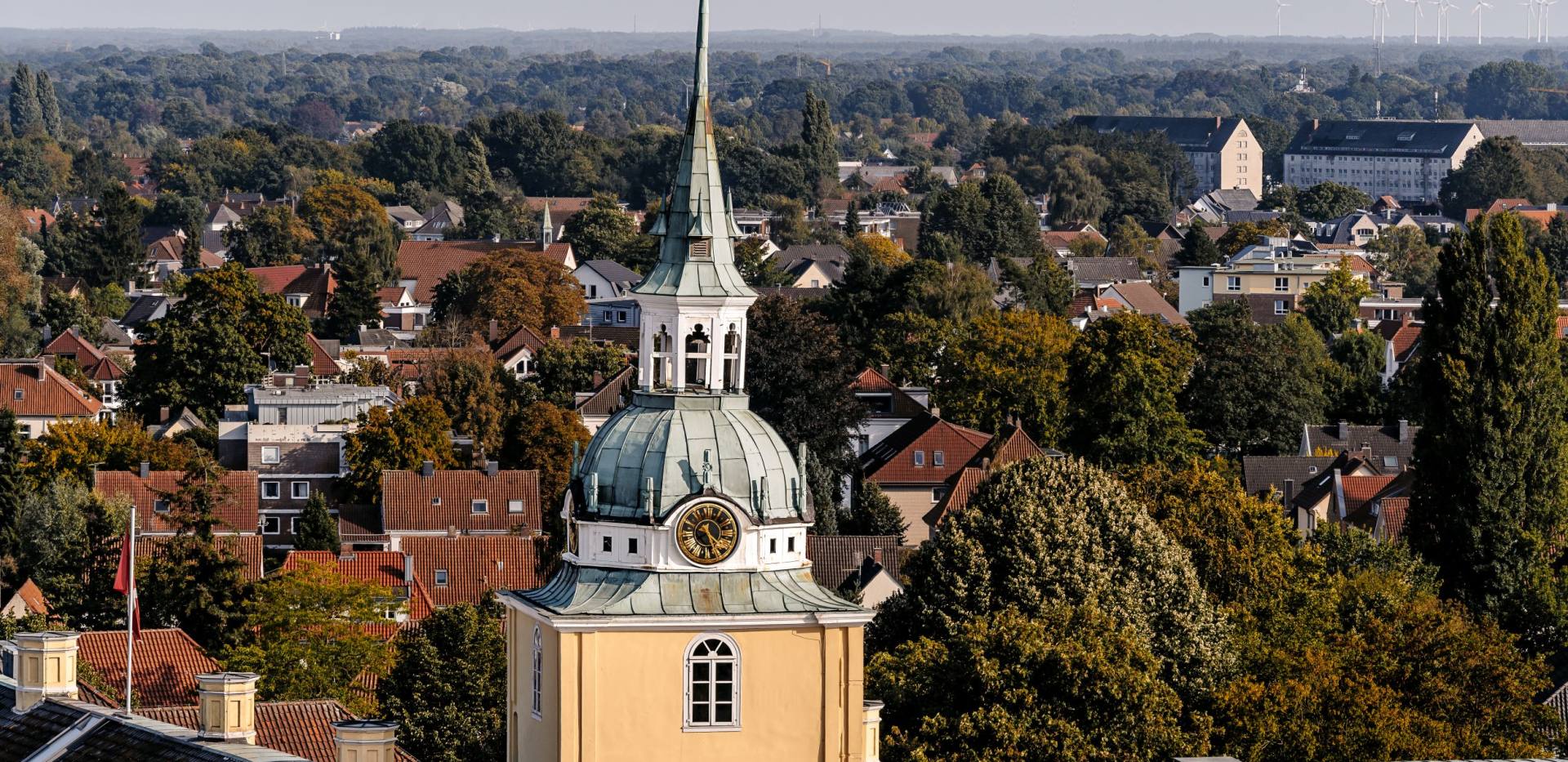 Luftblick mit Turm des Schlosses im Vordergrund.