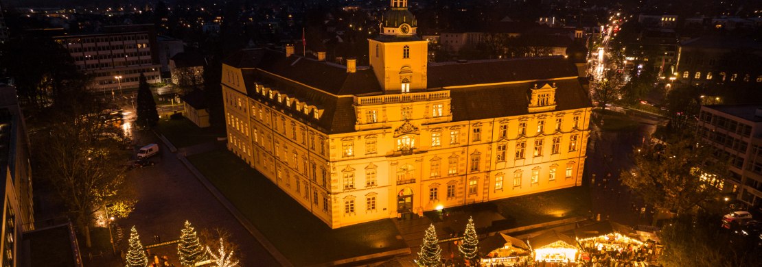 Leuchtender Weihnachtsmarkt vor dem Oldenburger Schloss