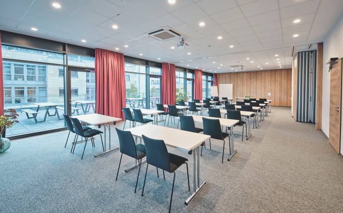 Tagungsraum Jugendherberge Oldenburg mit Außenterrasse