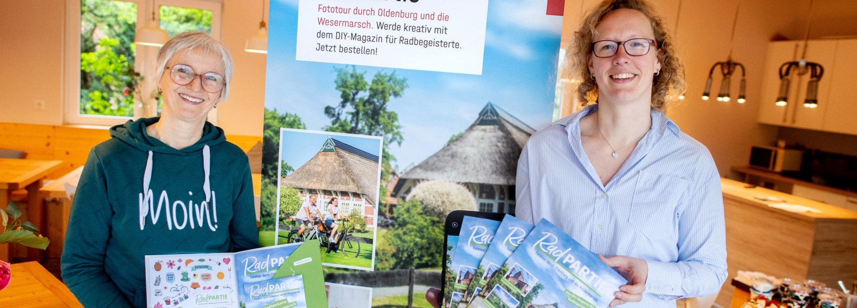 Silke Fennemann (Gesch&auml;ftsf&uuml;hrerin der Oldenburg Tourismus und Marketing GmbH) und Tina T&ouml;njes (Leiterin Touristikgemeinschaft Wesermarsch) stellen am 4. April 2024 im Diershof in Oldenburg (Fotopunkt der Tour) die neue Fotoerlebnistour "RadPartie" vor.
