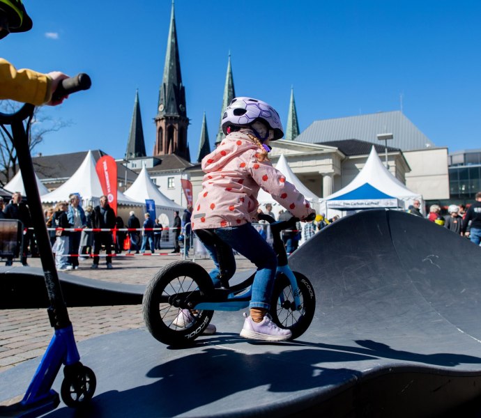 Kinder auf dem GSG Pumptrack auf der Veranstaltung Hallo Fahrrad in Oldenburg.