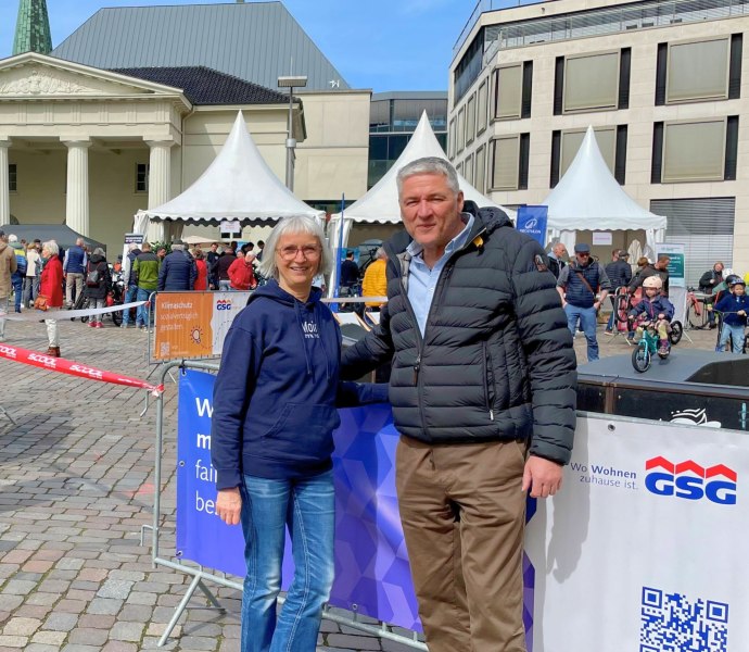 Silke Fennemann (Gesch&auml;ftsf&uuml;hrerin Oldenburg Tourismus und Marketing GmbH) mit Daniel Jircik (Gesch&auml;ftsf&uuml;hrer GSG Oldenburg) vor dem GSG Pumptrack bei Hallo Fahrrad 2026.