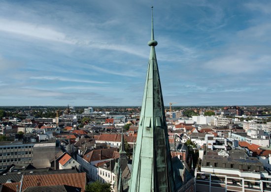 Blick über die Stadt Oldenburg mit Spitze der St. Lamberti-Kirche im Vordergrund