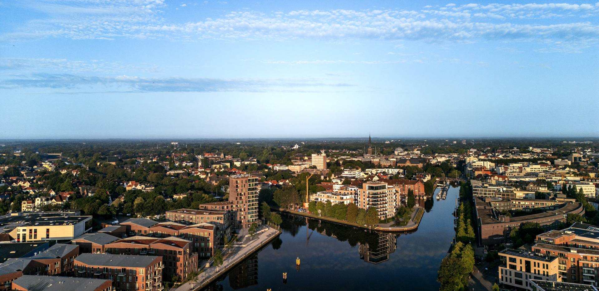 Luftaufnahme Oldenburgs mit Blick &uuml;ber den Hafen auf die Innenstadt