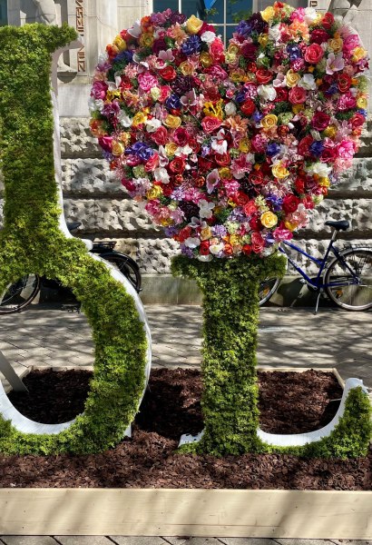Mit Blumen geschmückter Fotopunkt I Love OL.