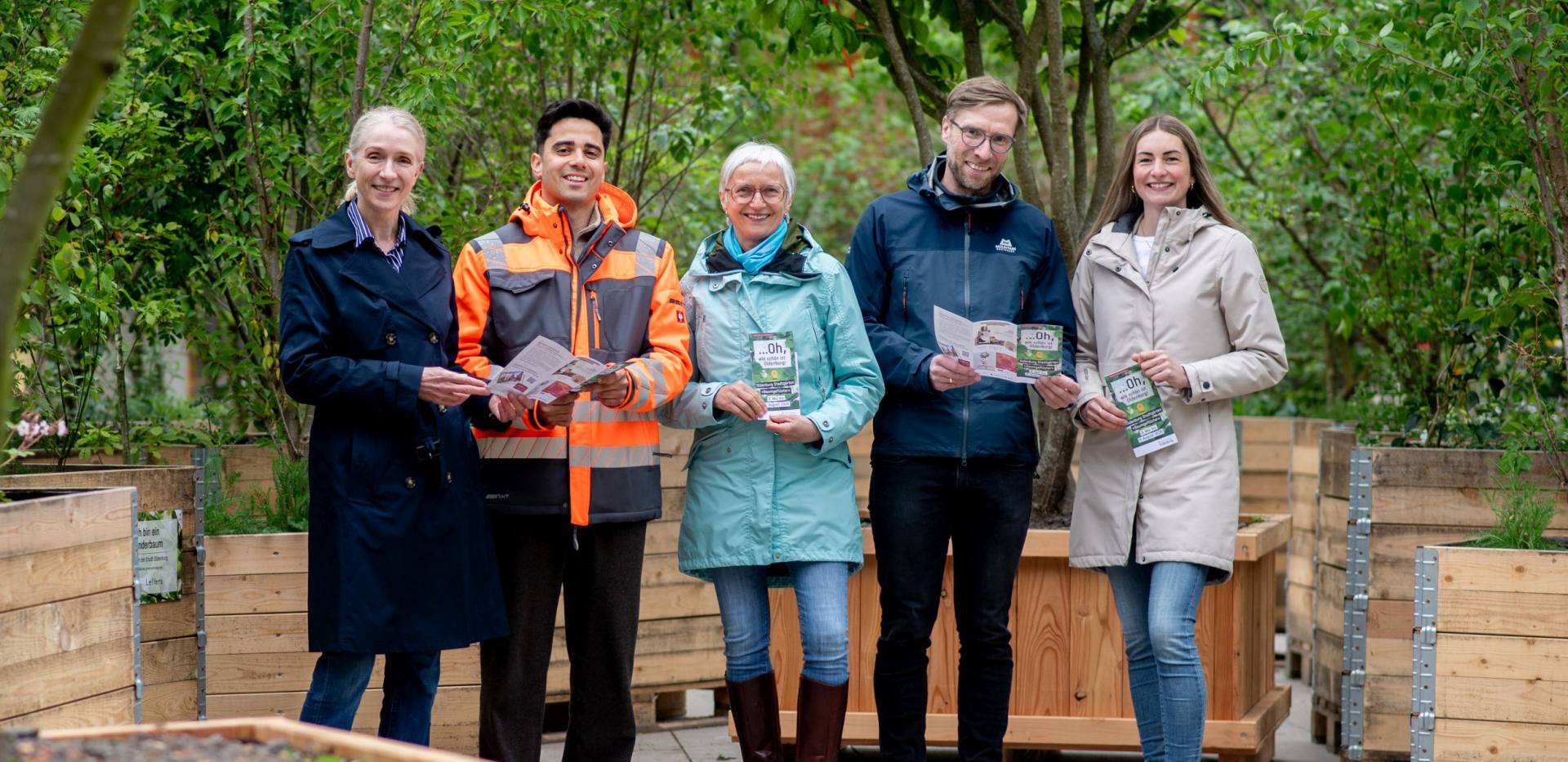 Tanja Piening (Leitung Fachdienst Stadtgr&uuml;n &ndash; Planung und Neubau), Gabriel Kaya (Fachdienst Stadtgr&uuml;npflege und Friedh&ouml;fe), Silke Fennemann (Gesch&auml;ftsf&uuml;hrerin OTM), Guide Mu&szlig;mann (Leitung Fachdienst Stra&szlig;enunterhaltung), Melanie Jauken (Leitung Veranstaltungsmanagement OTM) im Stadtwald auf dem Waffenplatz.