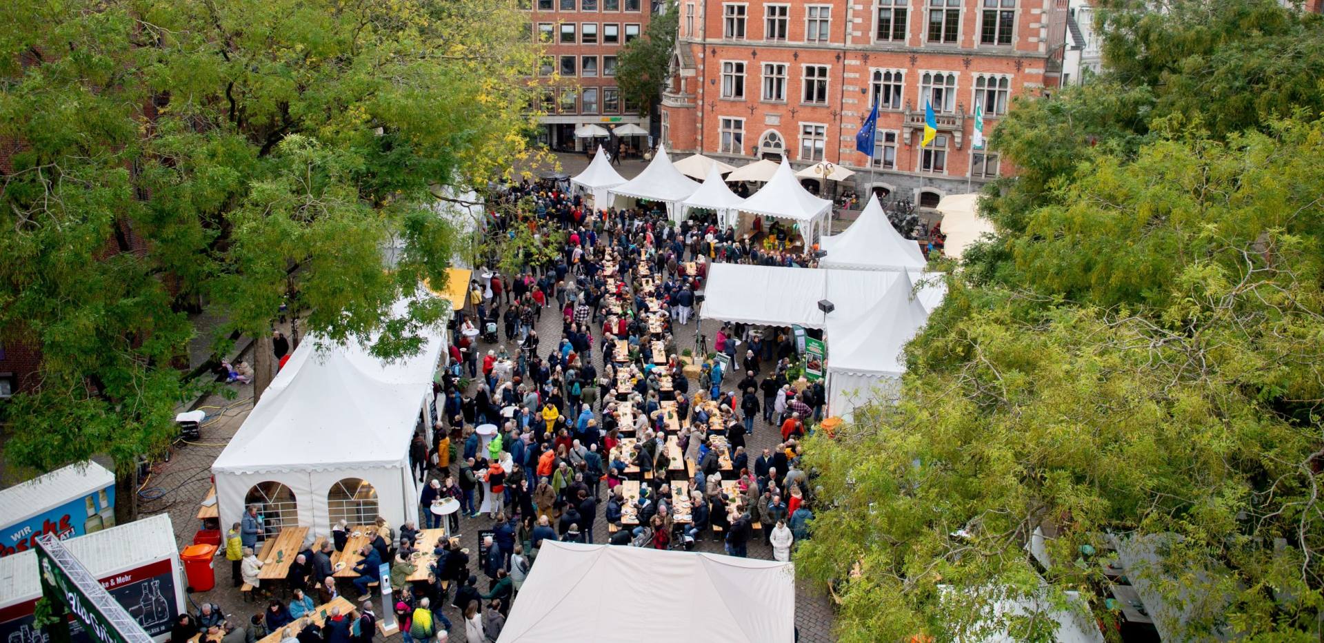 Luftblick auf das Event "Hallo Grünkohl" auf dem Rathausmarkt in Oldenburg.