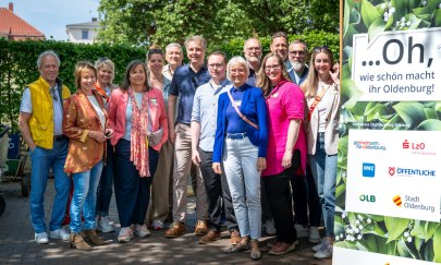 Von links: Ralph Wilken (Leiter Wirtschaftsförderung), Christine Wolff (Mitglied der Gesellschafterversammlung/ Ratsfraktion Bündnis 90/Die Grünen), Maike Kuhnt (Vorstand Gemeinsam für Oldenburg e.V.), Stadtbaurätin Christine-Petra Schacht, Fenja Beckhäuser (Vorstand Gemeinsam für Oldenburg e.V.), Daniel Jircik (Geschäftsführer GSG Oldenburg), Oberbürgermeister Jürgen Krogmann, Jorit May (Fachdienstleitung Stadtgrünpflege und Stadtgrün), Silke Fennemann (Geschäftsführerin OTM GmbH), Olaf Meenen (Geschäftsführer der Regionalen Stiftung der Landessparkasse zu Oldenburg), Friederike Töbelmann (OTM GmbH), Thorsten Logemann (Amt für Umweltschutz und Bauordnung), Stefan Dieker (1. Vorsitzender Gemeinsam für Oldenburg e.V.), Melanie Jauken (OTM).