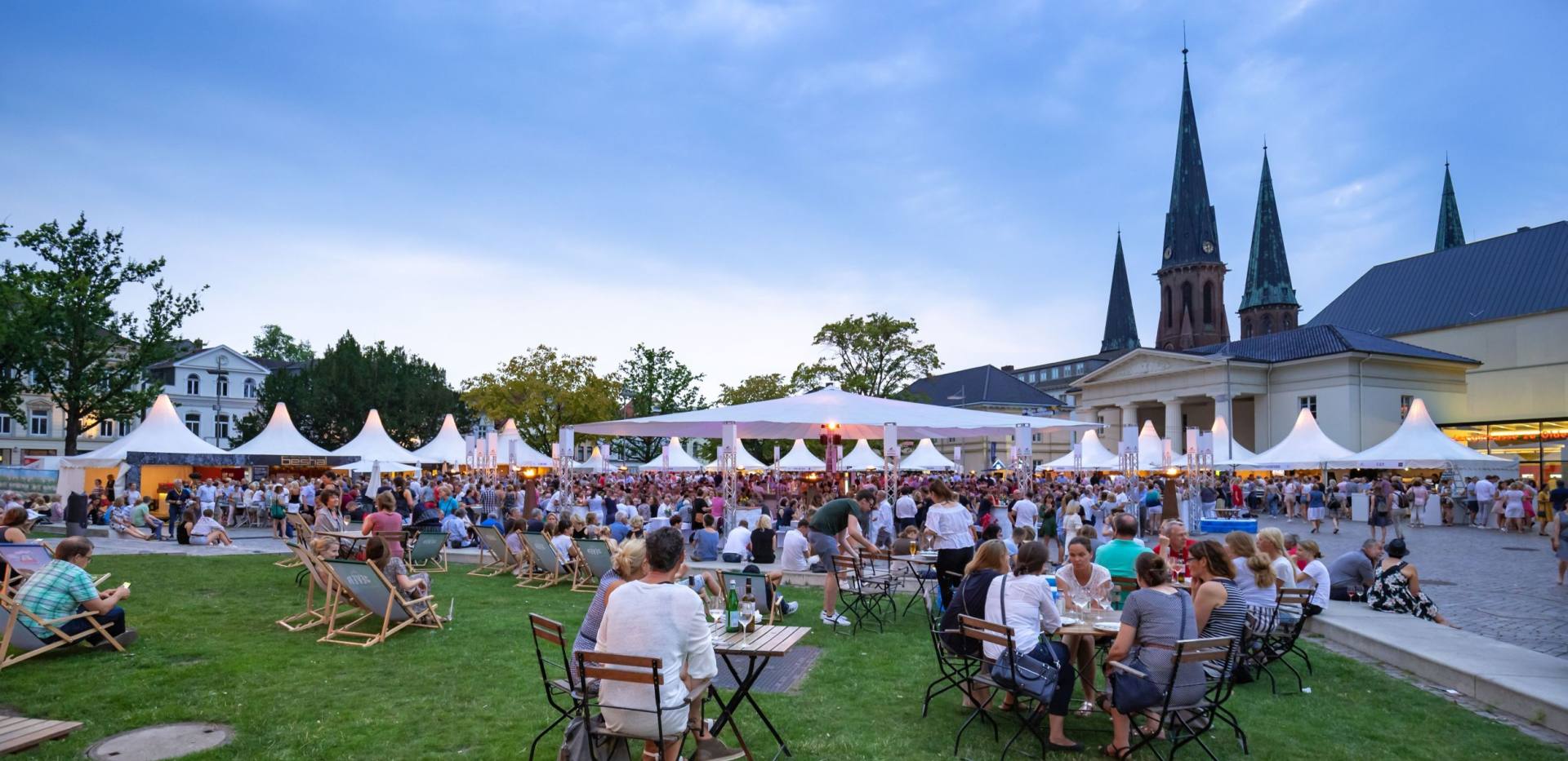 Blick auf die Veranstaltung "Kochen am Schloss" auf dem Schlossplatz.