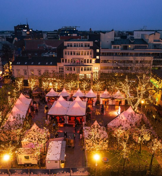 Luftblick auf das Winterdorf auf dem Waffenplatz in Oldenburg.  Luftblick auf das Winterdorf auf dem Waffenplatz in Oldenburg.