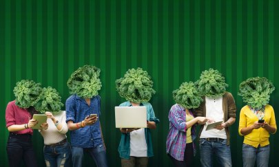 Menschen mit Laptop und Tablet und als Kopf einen Gr&uuml;nkohl.