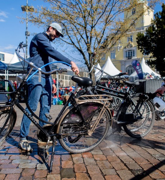 Hallo Fahrrad 2025: Fahrradputz-Aktion des Round Table Oldenburg f&uuml;r eine Spende von 10 Euro werden R&auml;der gr&uuml;ndlich gereinigt.