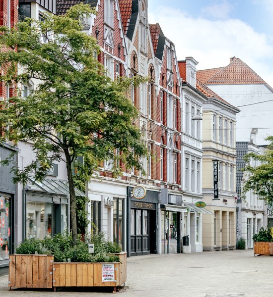 Blick in die Haarenstraße in Oldenburg mit Beeten der Stadtgärten