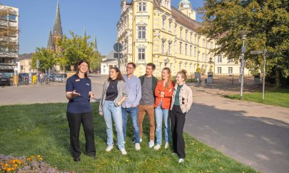 Gruppe bei einer Stadtführung vor dem Oldenburger Schloss