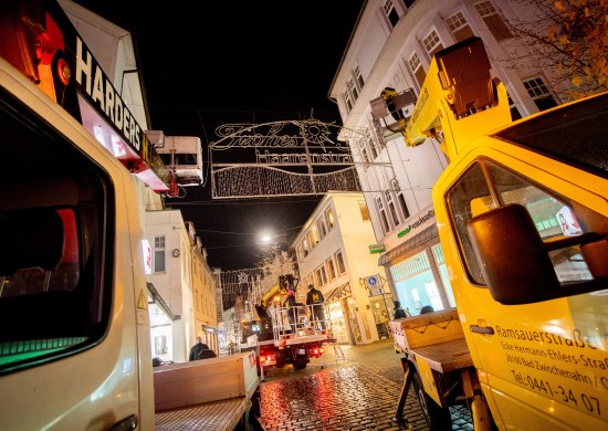 Die Adventszeit steht vor der Tür und pünktlich dazu beginnen die Arbeiten für die festliche Weihnachtsbeleuchtung in der Oldenburger Innenstadt. Mit viel Einsatz und Engagement bereitet das Team von Harders Lichtideen in diesen Tagen die Straßenbeleuchtung für die Adventszeit vor. Hier in der Haarenstraße.