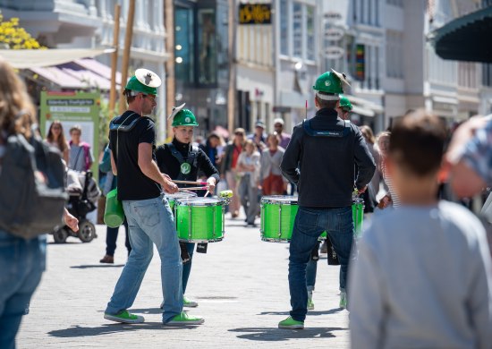Die Band Greenbeats in der Fußgängerzone am Eröffnungstag der Stadtgärten 2025.