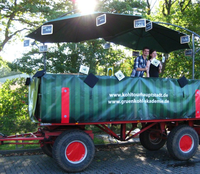 Die OTM beteiligte sich als Kohltourhauptstadt am Kramermarktsumzug im Jahr 2011. Der Festwagen mit dem Mitarbeiter Christian Belling und der Mitarbeiterin Sarah Bakker.