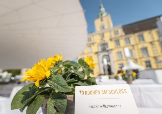 Gedeckte Tische auf dem Schlossplatz für die kulinarische Veranstaltung "Kochen am Schloss".