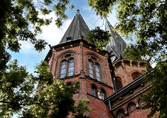 Froschperspektive auf die Türme der St. Lamberti-Kirche in Oldenburg. 