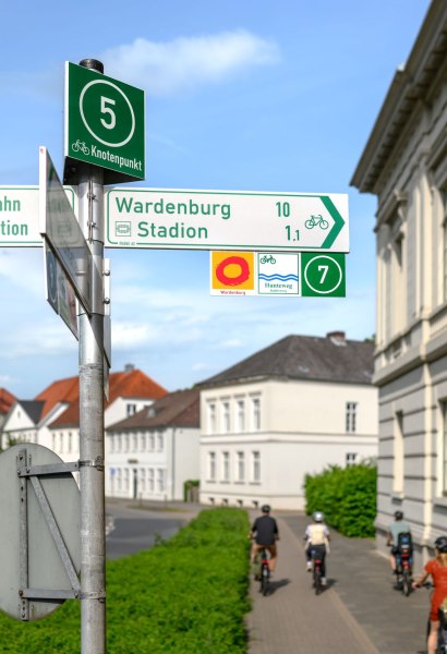 Ein Fahrradschild in Oldenburg mit Routen und den Knotenpunkten. Ein Fahrradschild in Oldenburg mit Routen und den Knotenpunkten.