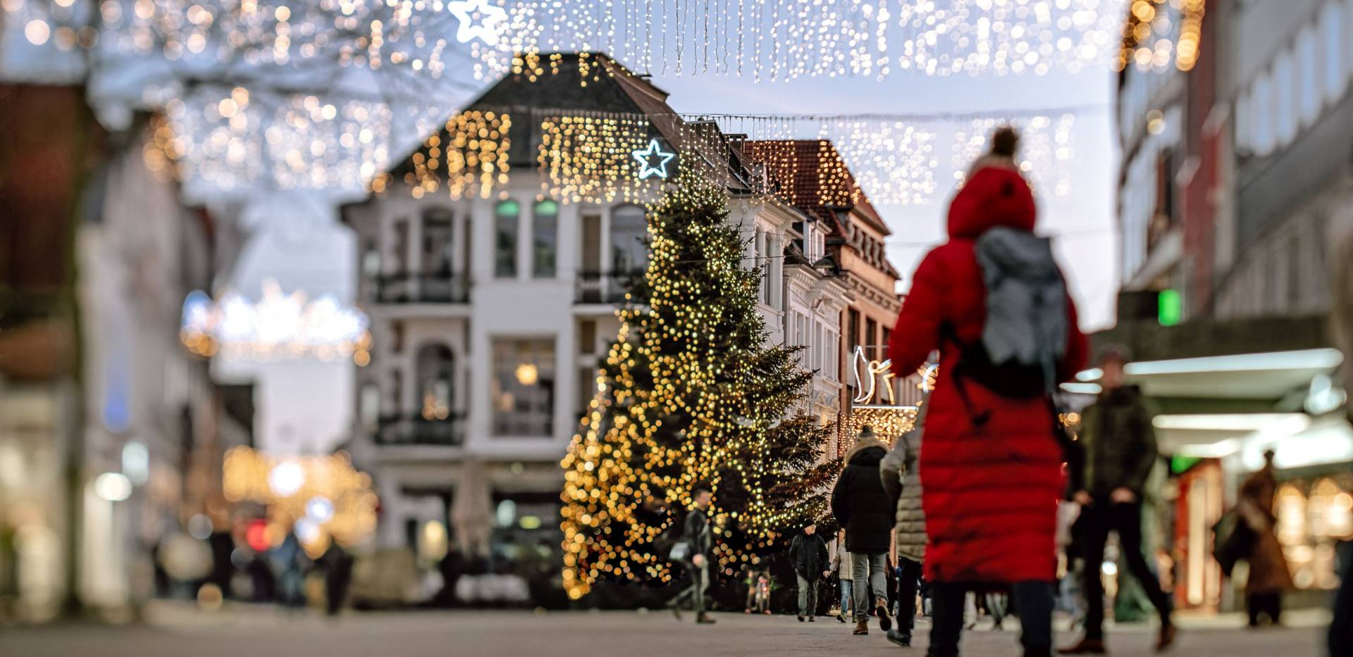 Innenstadtaufnahme am "Lefferseck" mit Weihnachtsbeleuchtung und Tannenbaum. Innenstadtaufnahme am "Lefferseck" mit Weihnachtsbeleuchtung und Tannenbaum.