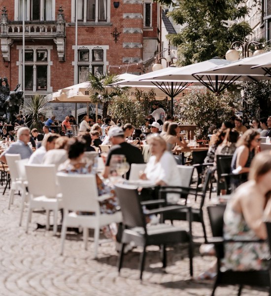Belebter Marktplatz in der Oldenburger City vor dem Alten Rathaus im Sommer. 