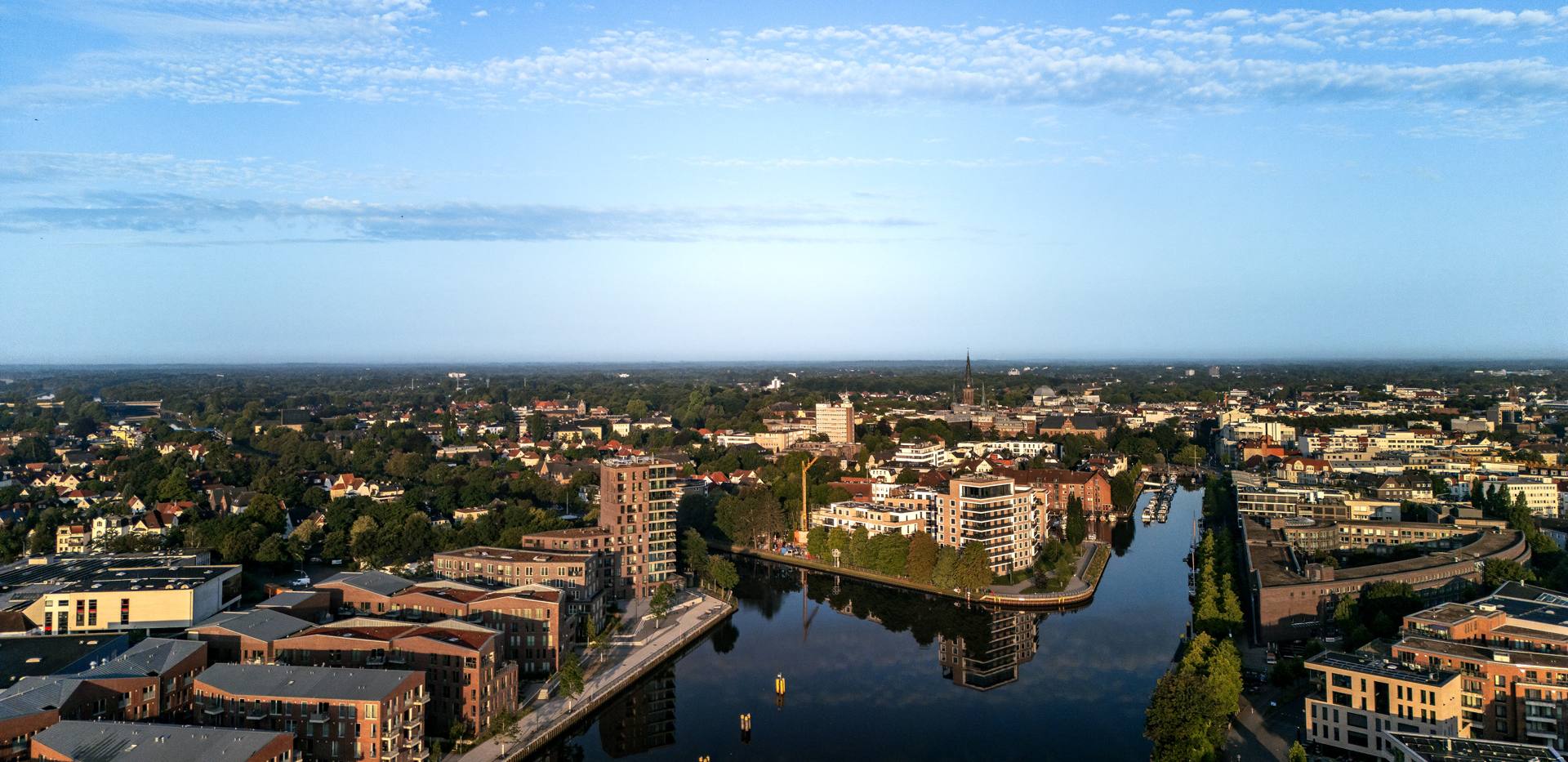 Luftaufnahme Oldenburgs mit Blick über den Hafen auf die Innenstadt