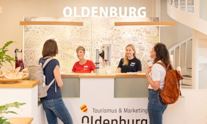 Zwei G&auml;ste werden in der Touristinfo in Oldenburg beraten